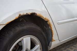 asa-de-carro-enferrujado-asa-de-carro-enferrujado-asa-de-carro-enferrujado_127345-62