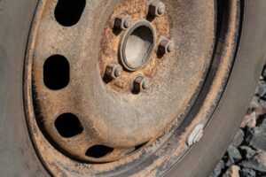 auto-disco-de-aco-oxidado-velho-da-roda-servico-do-carro_157402-694