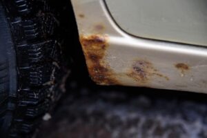 um-pouco-de-ferrugem-na-parte-inferior-do-peitoril-do-carro-inchaco-na-pintura_668450-548