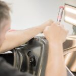 close-up-de-um-homem-reparando-um-carro_1048944-7639202